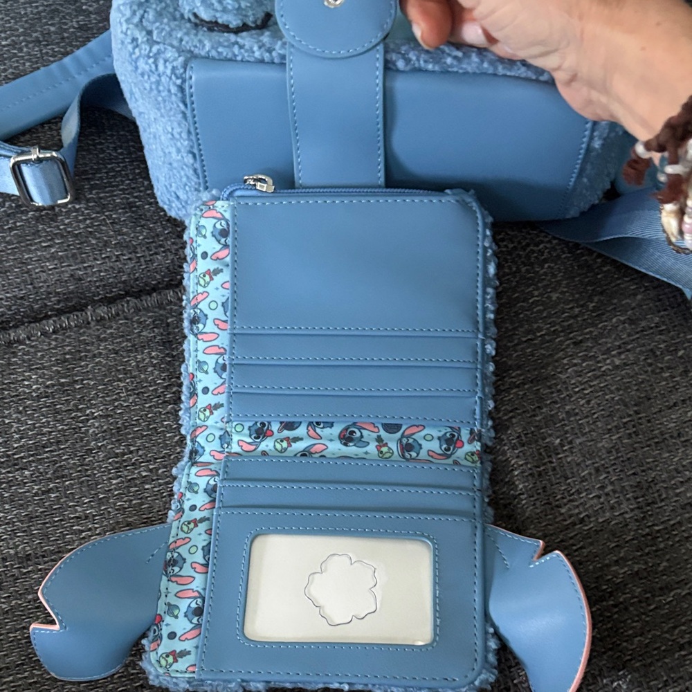 Blue stitch Backpack and wallet - Picture 10 of 11